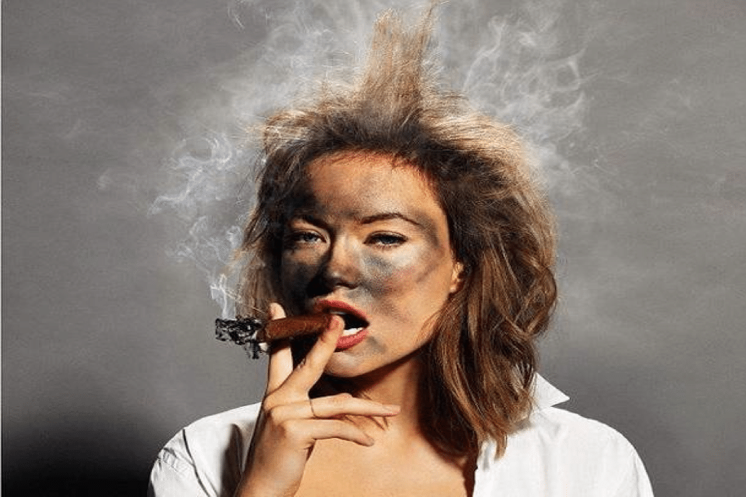 Пародия на женщин. Женщина с сигаретой. Курение женщин. Девушка курильщик. Женщина с сигарой.